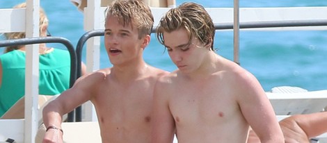 Rocco Ritchie y un amigo en la Costa Azul