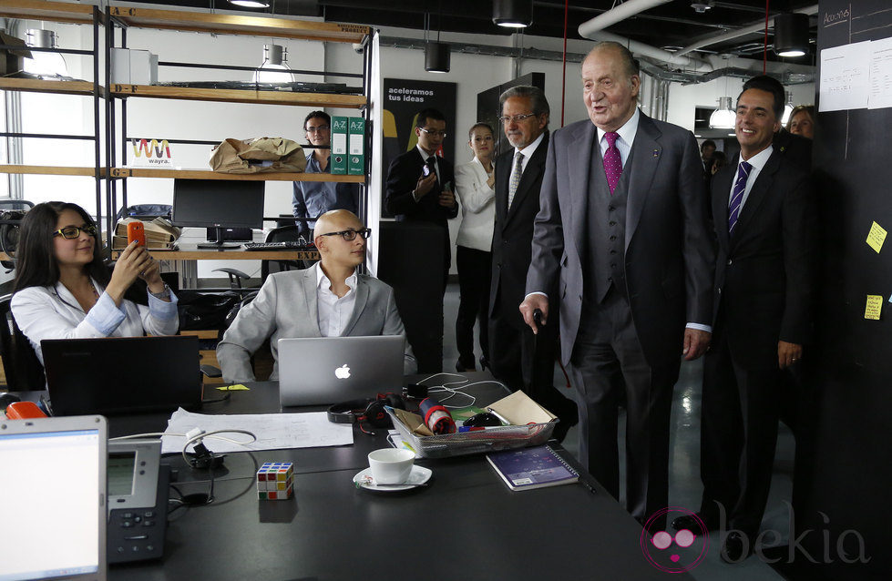 Rey Juan Carlos visita la Academia Wayra Amérigo de Bogotá 