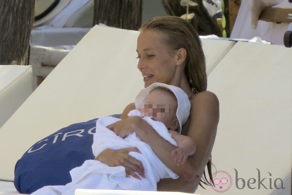 Vanesa Lorenzo descansa con su hija Manuela en brazos en Ibiza