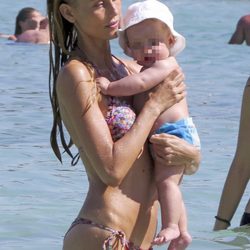 Vanesa Lorenzo se baña en el mar con su hija Manuela en Ibiza