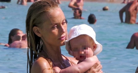 Vanesa Lorenzo se baña en el mar con su hija Manuela en Ibiza