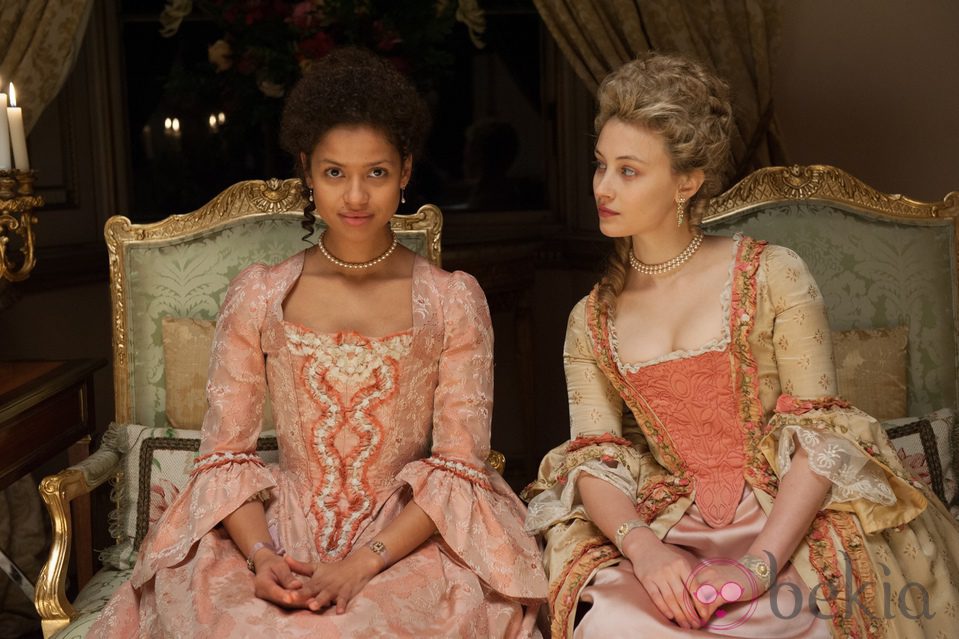 Gugu Mbatha-Raw y Sarah Gadon en 'Belle'