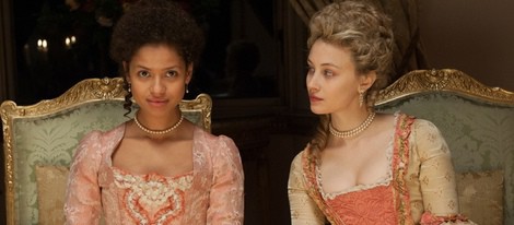 Gugu Mbatha-Raw y Sarah Gadon en 'Belle'