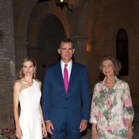 Los reyes Felipe y Letizia junto a la reina Sofía en la recepción de Mallorca