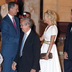 Los Reyes Felipe y Letizia saludan a Carlos Moyá y Carolina Cerezuela en la recepción en Mallorca