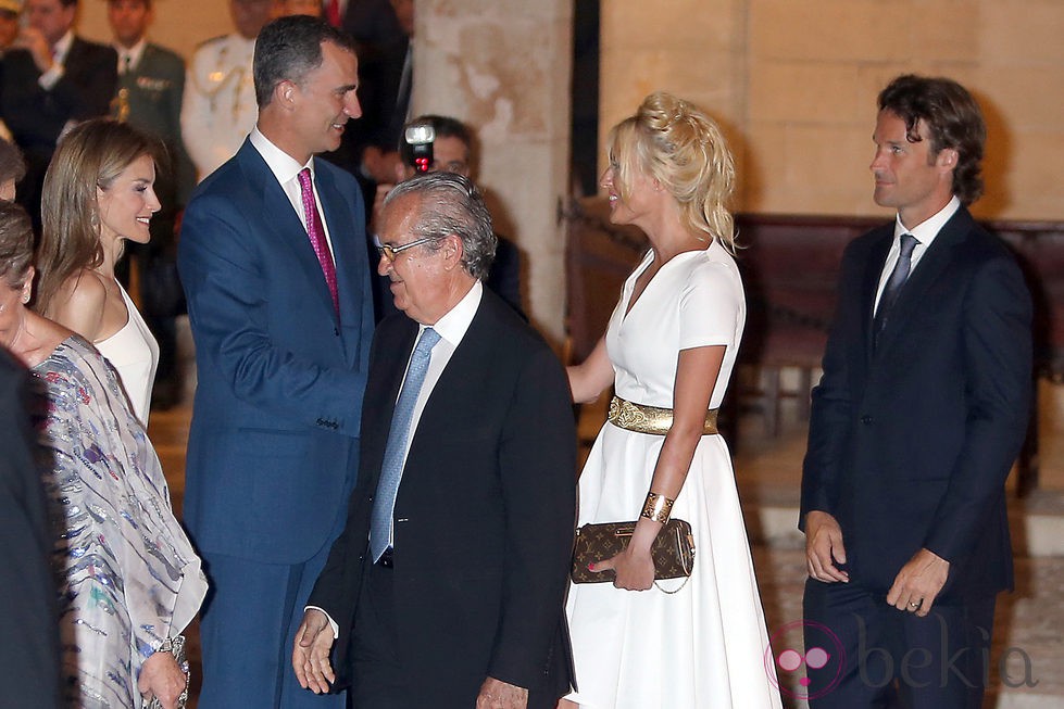 Los Reyes Felipe y Letizia saludan a Carlos Moyá y Carolina Cerezuela en la recepción en Mallorca