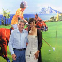 Manolo Santana y Claudia Rodríguez en la inauguración de Trocadero en Sotogrande