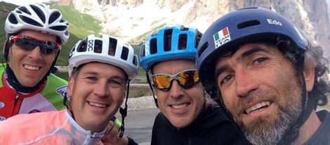 Fernando Alonso y otros tres compañeros después de montar en bici en Italia