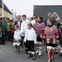 Los Príncipes Federico y Mary de Dinamarca en Qaqortoq con sus hijos Christian e Isabel