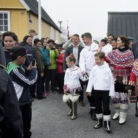 Los Príncipes Federico y Mary de Dinamarca en Qaqortoq con sus hijos Christian e Isabel