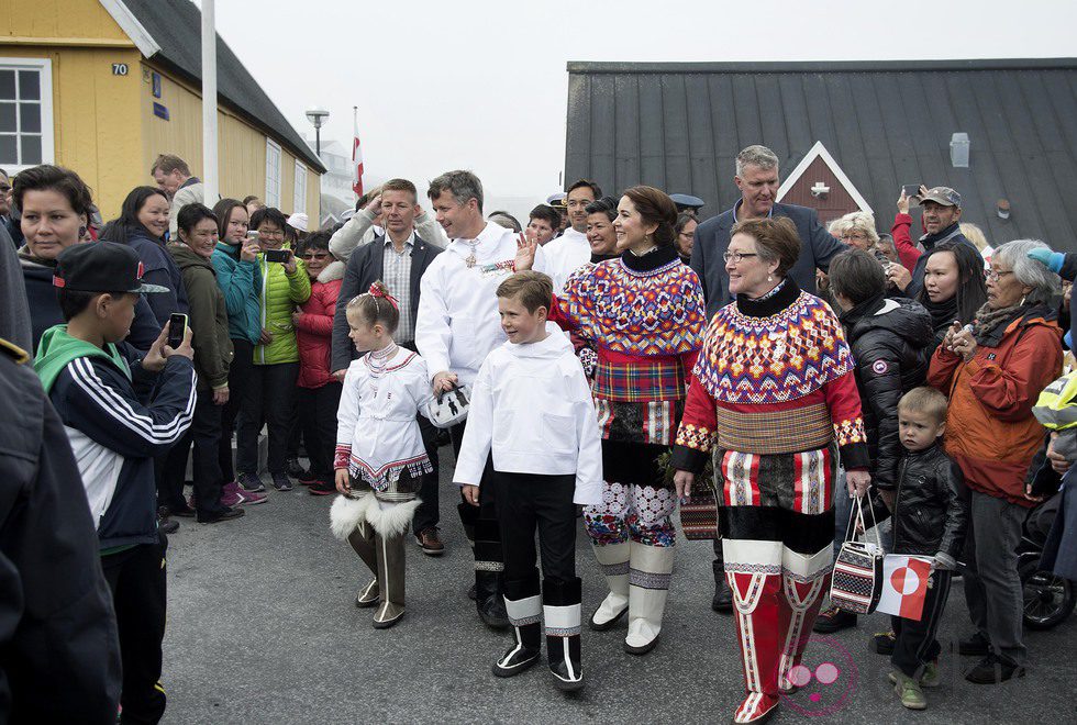 Los Príncipes Federico y Mary de Dinamarca en Qaqortoq con sus hijos Christian e Isabel