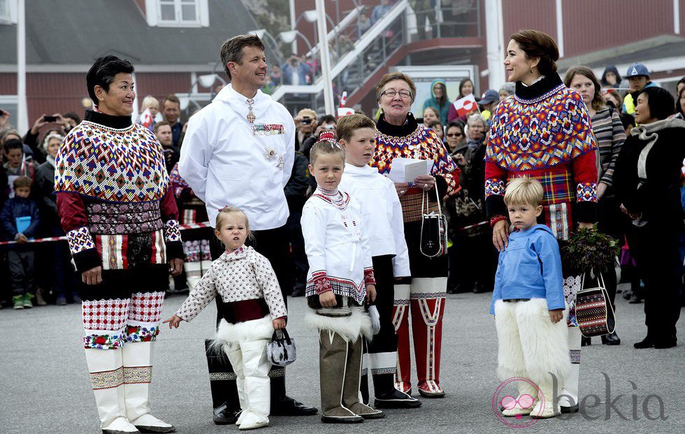 La Familia Real danesa en Qaqortoq con los trajes tradicionales de Groenlandia