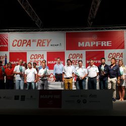 El Rey Felipe VI con los vencedores de la 33 Copa del Rey de vela