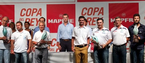 El Rey Felipe VI con los vencedores de la 33 Copa del Rey de vela