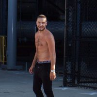 Liam Payne saca músculo en la cancha de baloncesto