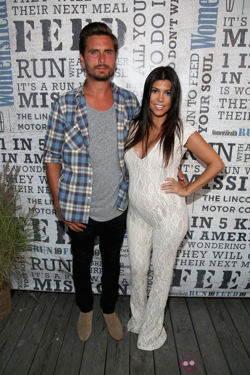 Kourtney Kardashian luce su embarazo de la mano de Scott Disick 