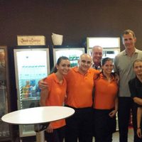 El Rey Felipe con los trabajadores de La Cantina CN de Palma de Mallorca