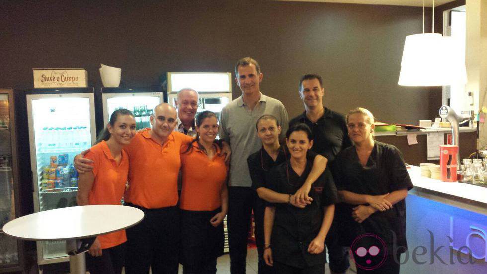 El Rey Felipe con los trabajadores de La Cantina CN de Palma de Mallorca