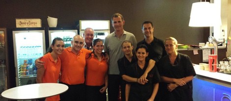 El Rey Felipe con los trabajadores de La Cantina CN de Palma de Mallorca