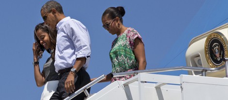 Barack Obama junto a su mujer Michelle y su hija Malia a su llegada a Bourne