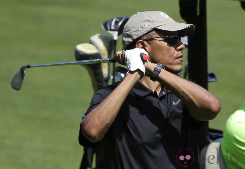 Barack Obama juega al golf en la isla de Martha's Vineyard