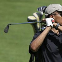 Barack Obama juega al golf en la isla de Martha's Vineyard