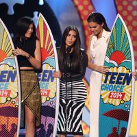 Kylie Jenner, Kim Kardashian y Kendall Jenner en los Teen Choice Awards 2014