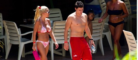 Belén Esteban y Fran Álvarez paseando por Benidorm