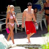 Belén Esteban y Fran Álvarez paseando por Benidorm