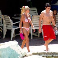 Belén Esteban y Fran Álvarez paseando por Benidorm