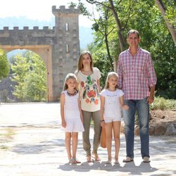 Los Reyes Felipe y Letizia, la Princesa Leonor y la Infanta Sofía en los Jardines de Raixa