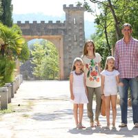 Los Reyes Felipe y Letizia, la Princesa Leonor y la Infanta Sofía en los Jardines de Raixa