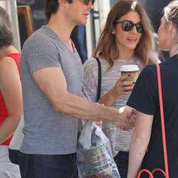 Ian Somerhalder y Nikki Reed en el Studio City Farmers Market de Los Angeles