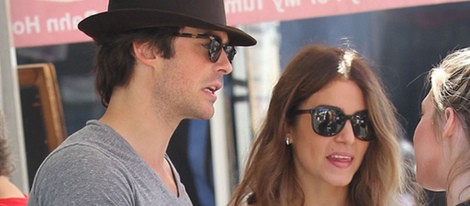 Ian Somerhalder y Nikki Reed en el Studio City Farmers Market de Los Angeles