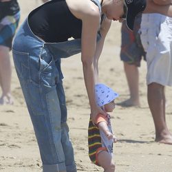 Gwen Stefani y su hijo Apollo en Newport Beach