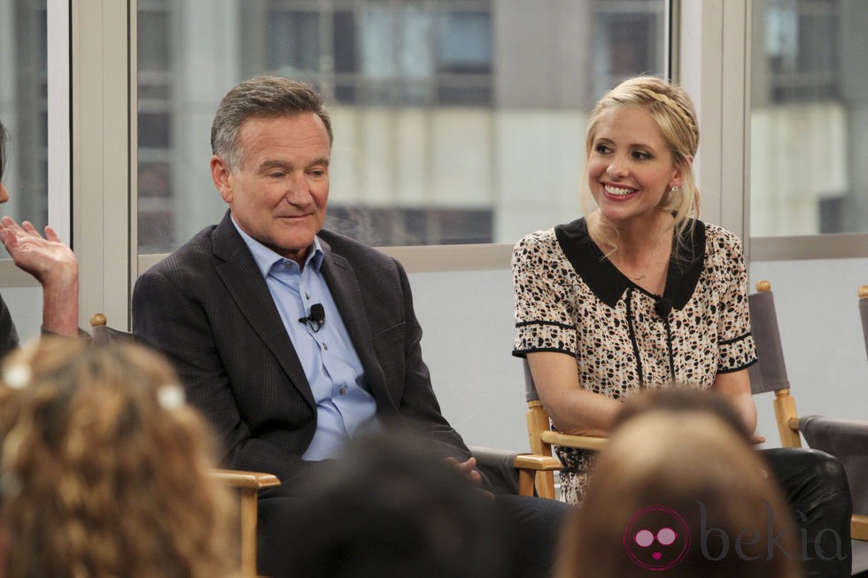 Robin Williams y Sarah Michelle Gellar en un acto promocional de 'The Crazy Ones'