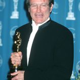 Robin Williams tras recoger su Oscar por 'El indomable Will Hunting'