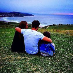 Paula Echevarría y David Bustamante con su hija Daniella mirando al mar Cantábrico