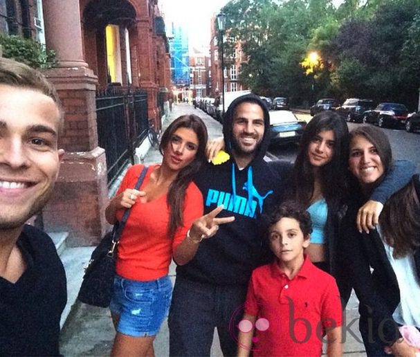 Cesc Fàbregas con Daniella Semaan, Maria y Joseph Taktouk y Carlota Fàbregas