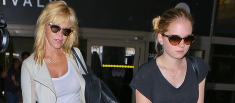 Melanie Griffith y su hija, Stella Banderas, en el aeropuerto de Los Angeles