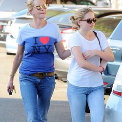 Melanie Griffith y su hija Stella Banderas paseando por Los Angeles