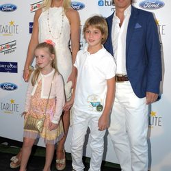 Valeria Mazza y Alejandro Gravier con sus hijos en el concierto de Julio Iglesias en Marbella