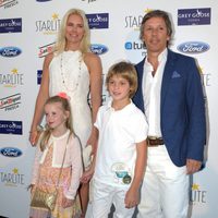 Valeria Mazza y Alejandro Gravier con sus hijos en el concierto de Julio Iglesias en Marbella