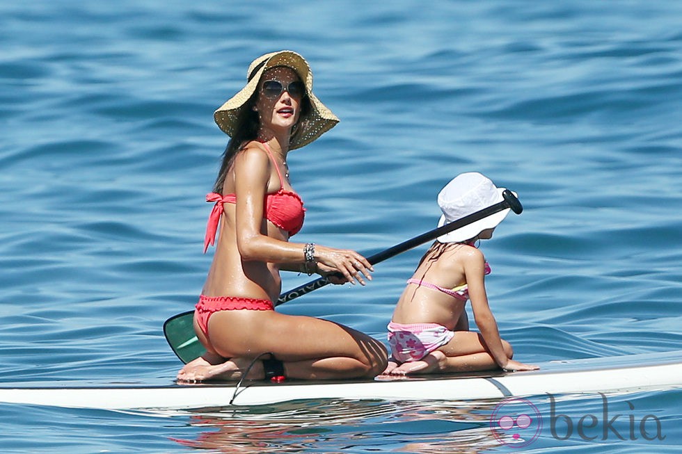 Alessandra Ambrosio y su hija Anja en Maui