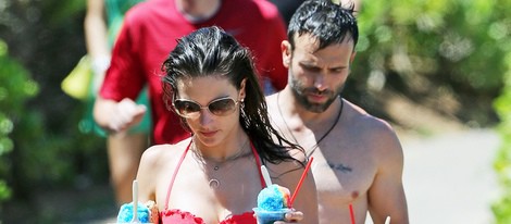 Alessandra Ambrosio y su marido, Jamie Mazur, en Maui