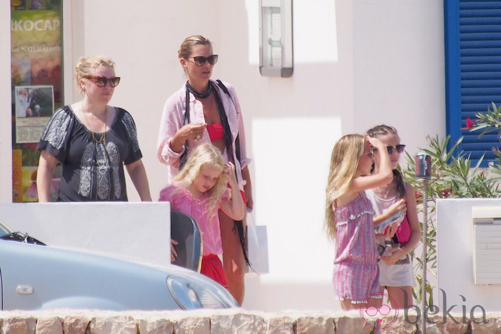 Kate Moss con su hija y unas amigas en Formentera