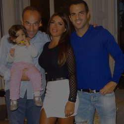 Cesc Fàbregas y Daniella Semaan con su hija Lia y Francesc Fàbregas padre