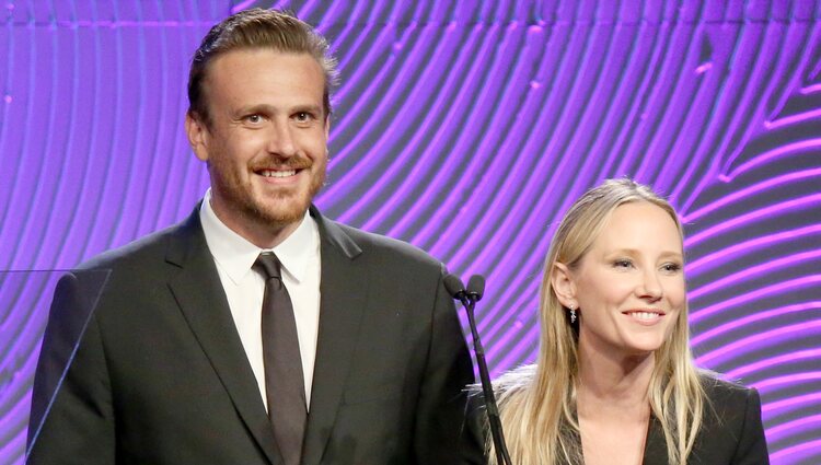 Jason Segel y Anne Heche en el Banquete de Caridad de la HFPA