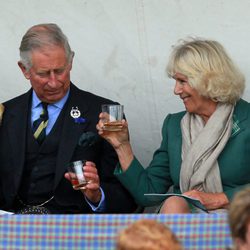 El Príncipe Carlos y la Duquesa de Cornualles brindan en la celebración de los 'Highland Games'