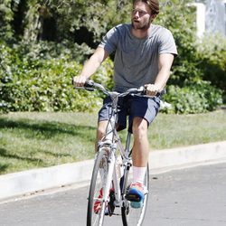 Patrick Schwarzenegger en bicicleta por Los Angeles